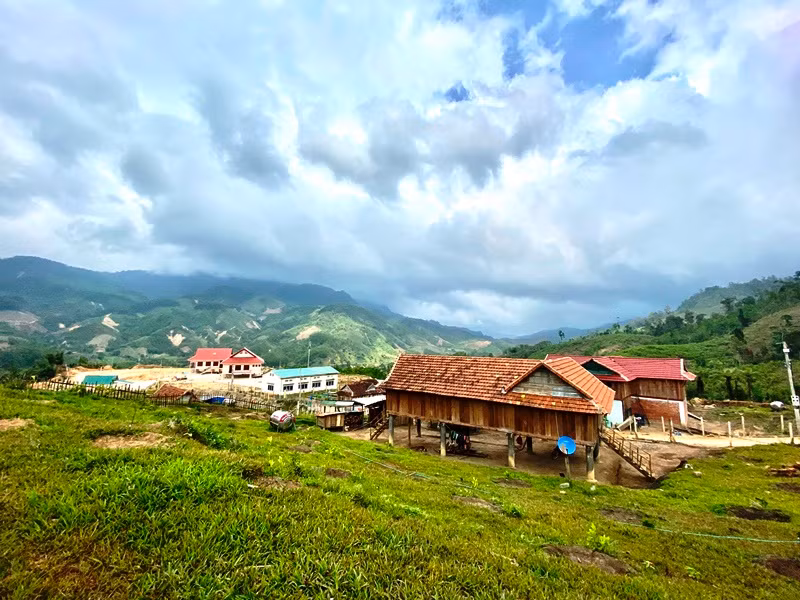 Khi thanh niên nghèo trèo lên đỉnh núi -0