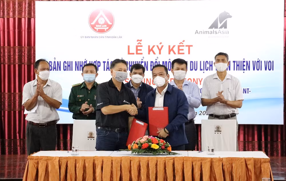 Ông Y Giang Gry Niê Knơng Phó chủ tịch UBND tỉnh Đắk Lắk và TS Tuấn Bendixsen Trưởng đại diện Tổ chức Động vật châu Á ký thỏa thuận hợp tác chuyển đổi mô hình du lịch thân thiện với voi.