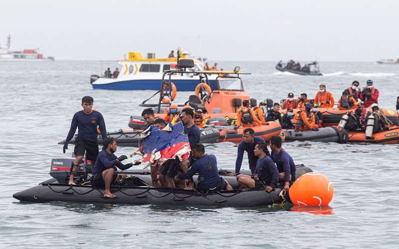 Các đội thợ lặn tìm kiếm máy bay gặp nạn ở vùng biển ngoài khơi Jakarta. (Ảnh: Getty Images)