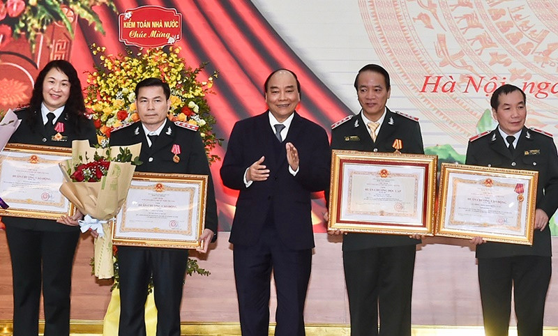Thủ tướng trao Huân chương độc lập và Huân chương lao động cho các cá nhân có thành tích xuất sắc của ngành thanh tra. Thủ tướng Nguyễn Xuân Phúc dự hội nghị triển khai nhiệm vụ năm 2021 của ngành thanh tra -0