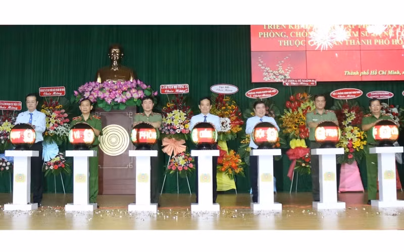 Lãnh đạo các đơn vị nhấn nút thành lập phòng PA05.