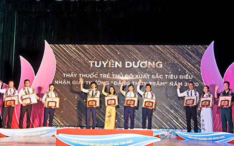 Các thầy thuốc trẻ xuất sắc, tiêu biểu của Thủ đô Hà Nội nhận Giải thưởng Đặng Thùy Trâm năm nay. 