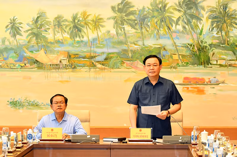 Chủ tịch Quốc hội Vương Đình Huệ phát biểu ý kiến tại buổi làm việc. (Ảnh: DUY LINH)