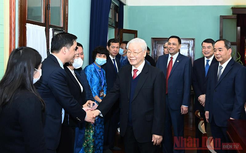 Tổng Bí thư, Chủ tịch nước Nguyễn Phú Trọng với cán bộ, nhân viên Khu Di tích Chủ tịch Hồ Chí Minh tại Phủ Chủ tịch. (Ảnh: DUY LINH) Tổng Bí thư, Chủ tịch nước Nguyễn Phú Trọng dâng hương tưởng nhớ Chủ tịch Hồ Chí Minh tại Nhà 67 -0