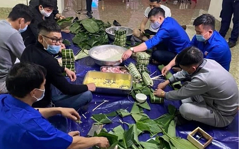 Anh em thợ mỏ gói bánh chưng đón Xuân tại đơn vị. 