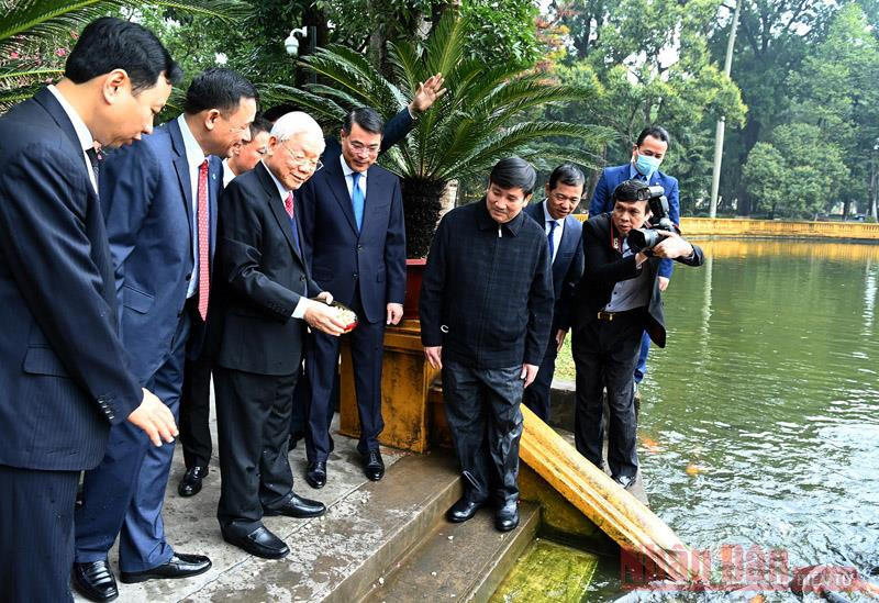 Tổng Bí thư, Chủ tịch nước Nguyễn Phú Trọng cho cá ăn tại ao cá Bác Hồ thuộc Khu Di tích Chủ tịch Hồ Chí Minh tại Phủ Chủ tịch. (Ảnh: DUY LINH) Tổng Bí thư, Chủ tịch nước Nguyễn Phú Trọng dâng hương tưởng nhớ Chủ tịch Hồ Chí Minh tại Nhà 67 -0
