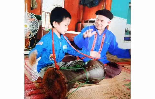 Nghệ nhân Sầm Văn Dừn truyền dạy những làn điệu sình ca cho thế hệ trẻ.