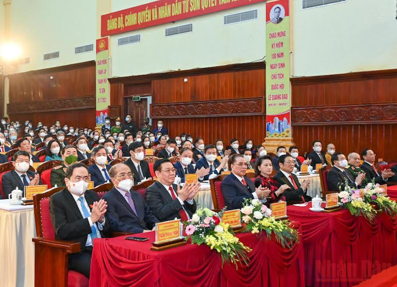 Chủ tịch Quốc hội Vương Đình Huệ cùng các đồng chí lãnh đạo, nguyên lãnh đạo Đảng, Nhà nước và các đại biểu dự lễ kỷ niệm. (Ảnh: DUY LINH) Lễ kỷ niệm 100 năm ngày sinh đồng chí Lê Quang Đạo và lễ công bố nghị quyết thành lập thành phố Từ Sơn -0