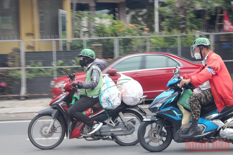 Lực lượng shipper được giao hàng liên quận nên đội ngũ shipper tăng rất cao. (Ảnh: QUÝ HIỀN) TP Hồ Chí Minh quá tải tình trạng shipper đi xét nghiệm Covid-19 -0