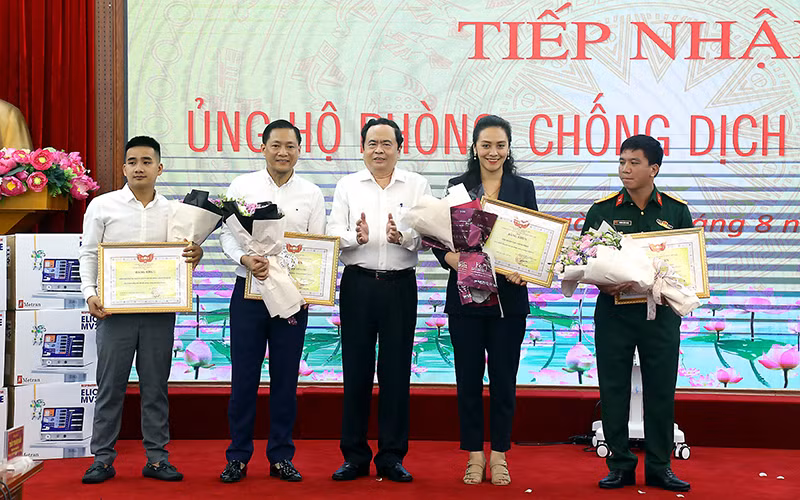 Tiếp nhận 500 máy thở MV20 trị giá 120 tỷ đồng từ Đại học Văn Lang và Tập đoàn Vạn Thịnh Phát -0