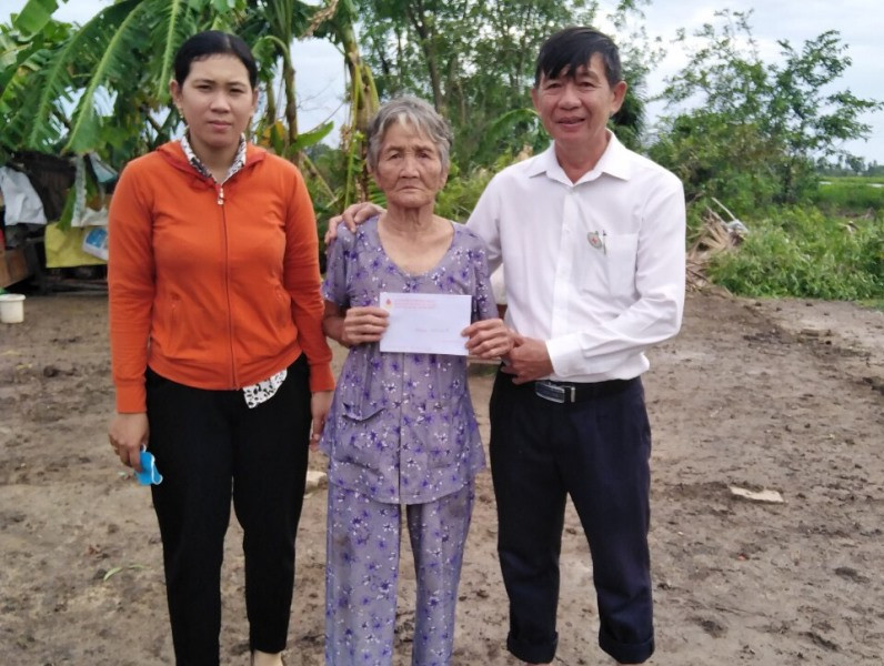 Đại diện Hội CTĐ tỉnh Kiên Giang trao quà, hỗ trợ các gia đình bị ảnh hưởng bão số 2. (Ảnh: Hội CTĐ Việt Nam cung cấp) img_6508 ctđ2.jpg -0