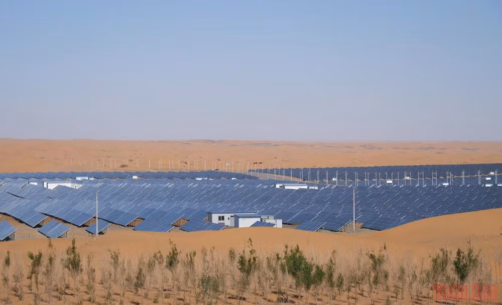 Công trình điện mặt trời trên sa mạc Tengger, tây bắc Trung Quốc. (Ảnh: VI SA)