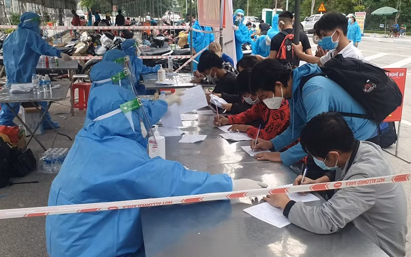 Tổ chức đón tiếp người lao động từ miền nam trở về bằng xe máy tại cầu Bến Thủy, tiến hành kê khai y tế và chở về khu cách ly tập trung