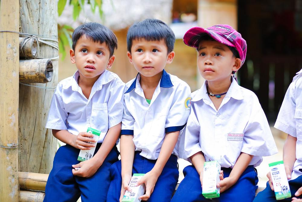 Chương trình Sữa học đường đặc biệt có ý nghĩa đối với các khu vực miền núi, vùng sâu, vùng xa nơi điều kiện kinh tế còn khó khăn. Việc cho con uống sữa đều đặn hàng ngày đôi khi là “quá sức” với nhiều bậc phụ huynh. Vì vậy, Sữa học đường ngoài giúp các em được chăm sóc dinh dưỡng tốt hơn còn mang theo cả niềm vui uống sữa vốn rất giản đơn của trẻ thơ. 8-1593601236889.jpg