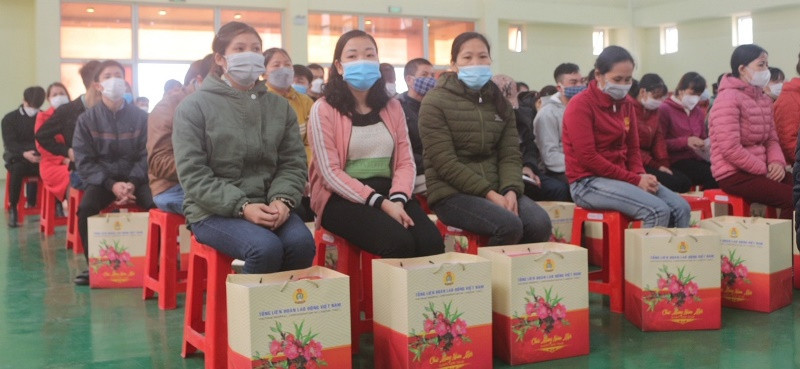 Công nhân có hoàn cảnh khó khăn được nhận quà Tết. Hà Nam chăm lo Tết cho công nhân, người lao động nghèo -0