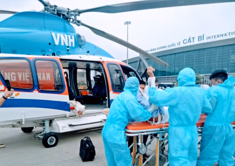 Chuyến bay đưa bệnh nhân từ đảo Bạch Long Vĩ xa xôi nhanh chóng về đất liền cứu chữa kịp thời.