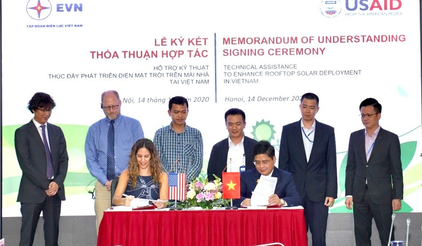 Bà Ann Marie Yastishock, Giám đốc USAID Việt Nam và ông Võ Quang Lâm, Phó tổng Giám đốc EVN ký biên bản ghi nhớ.
