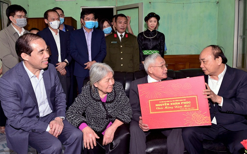 Thủ tướng Chính phủ thăm, tặng quà gia đình chính sách trên địa bàn thành phố Tuyên Quang. Thủ tướng Chính phủ Nguyễn Xuân Phúc làm việc tại Tuyên Quang -0