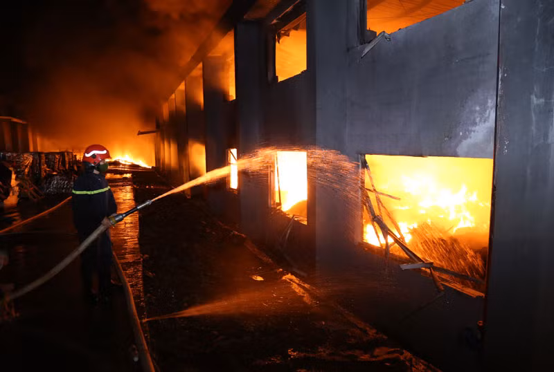 Lực lượng chức năng trắng đêm dập tắt đám cháy.