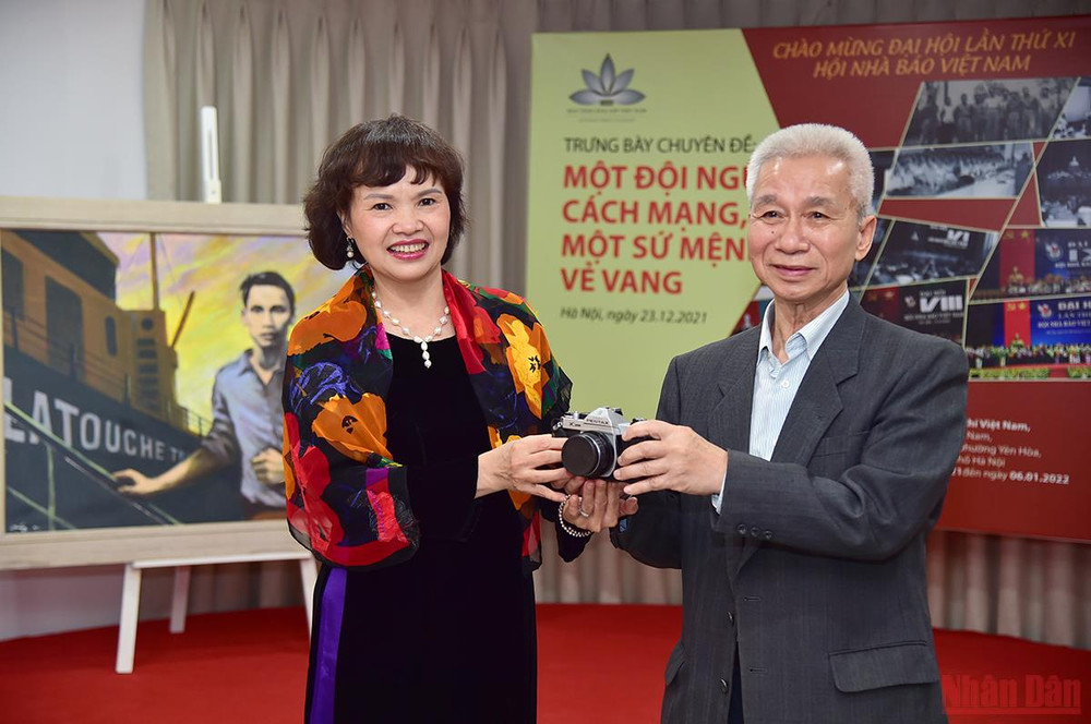 Nhà báo Lê Quốc Trung trao tặng chiếc máy ảnh đã theo ông từ ngày đầu làm báo. Trưng bày chuyên đề “Một đội ngũ cách mạng, một sứ mệnh vẻ vang” -1