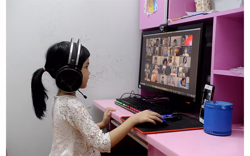 Nhóm học sinh lớp 1 chịu tác động nhiều nhất khi phải học trực tuyến do ảnh hưởng của dịch. Ảnh: Thanh Trúc