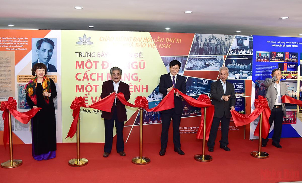 Các đại biểu cắt băng khai mạc Trưng bày. Trưng bày chuyên đề “Một đội ngũ cách mạng, một sứ mệnh vẻ vang” -0