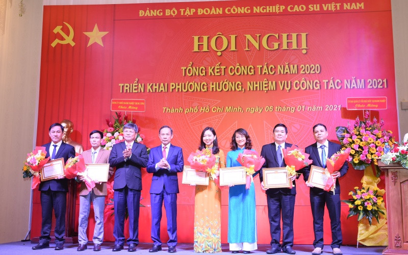 Lãnh đạo Đảng ủy VRG tặng bằng khen cho sáu đơn vị đạt thành tích trong sạch vững mạnh tiêu biểu năm 2020.
