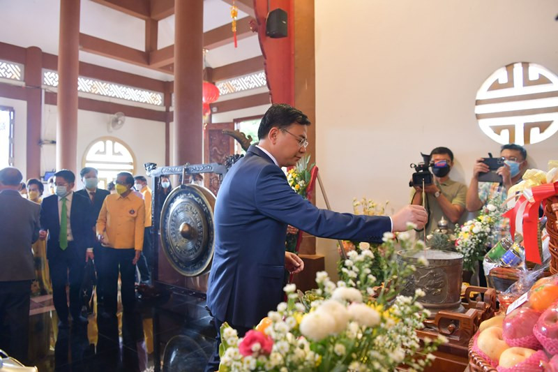 Thứ trưởng Phạm Quang Hiệu dâng hương tại Khu tưởng niệm Hồ Chí Minh tại tỉnh Nakhon Phanom. Tri ân những đóng góp của kiều bào Thái Lan với đất nước -0