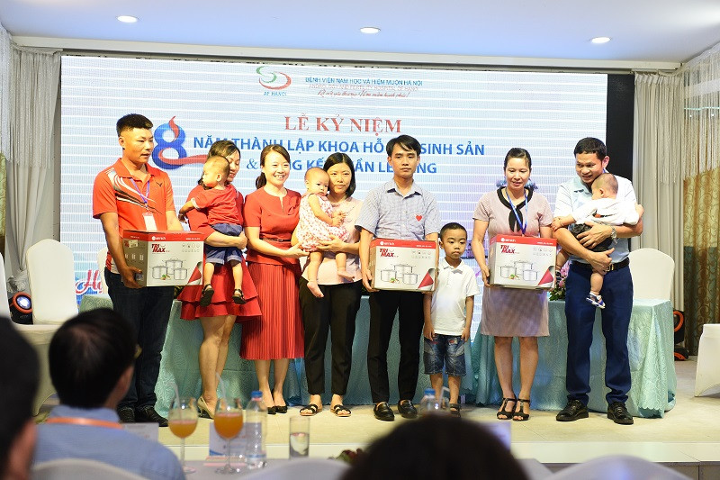 ThS, BS Lê Thị Thu Hiền - Phó Giám đốc BV hạnh phúc bên các gia đình hiếm muộn đã được can thiệp thành công. Cạn khô nước mắt vì 20 năm mải miết