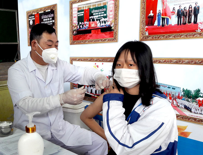 Nhân viên y tế tiêm vaccine phòng Covid-19 cho học sinh ở Thanh Hóa. Thanh Hóa nỗ lực bảo vệ sức khỏe nhân dân, tích cực phát triển kinh tế-xã hội -0