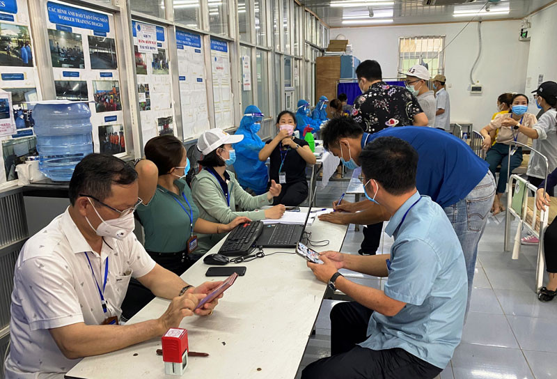 Tầm soát định kỳ, hướng dẫn người lao động ứng dụng công nghệ để cập nhật thông tin, phát hiện giám sát người có yếu tố dịch tễ liên quan. Thanh Hóa nỗ lực bảo vệ sức khỏe nhân dân, tích cực phát triển kinh tế-xã hội -0