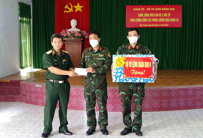 Thiếu tướng Đoàn Thanh Xuân tặng quà cho lực lượng bộ đội tham gia chống dịch Covid-19 tại Sóc Trăng. Lãnh đạo Quân khu 9 động viên lực lượng tăng cường phòng, chống dịch Covid-19 ở Sóc Trăng -0