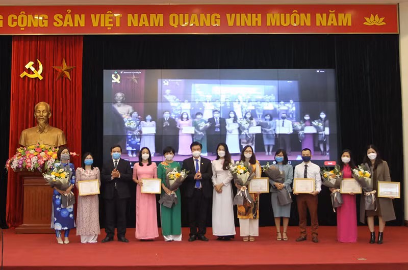 Trao giải cuộc thi biên soạn sách dạy Tiếng Việt cho người Việt Nam ở nước ngoài