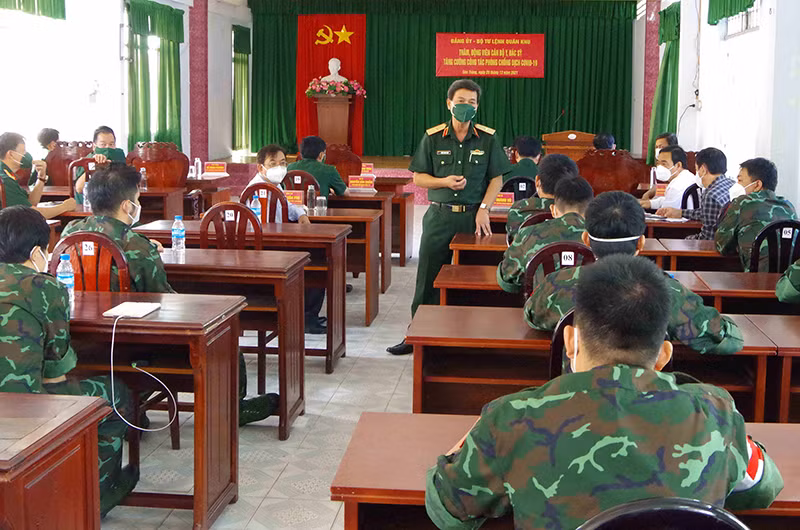 Thiếu tướng Đoàn Thanh Xuân thăm hỏi, động viên cán bộ y, bác sĩ Học viện Quân y.