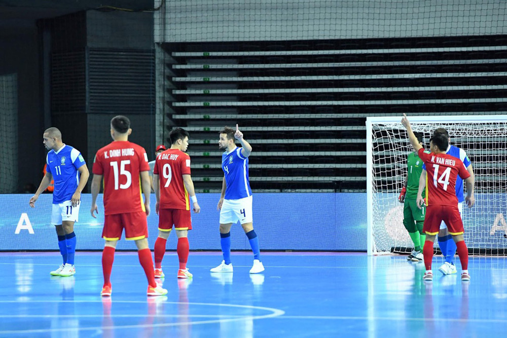 Từ tình huống cố định, Đình Hùng (15) ghi bàn thắng duy nhất cho đội tuyển futsal Việt Nam. (Ảnh: VFF) Đội tuyển futsal Việt Nam gặp thất bại khó tránh khỏi trước Brazil -0