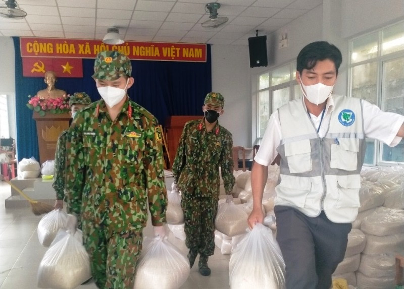 Vận chuyển gạo hỗ trợ người dân khó khăn trong thời gian giãn cách xã hội tại huyện Cần Giờ. Từng bước “bình thường mới” để thích nghi với dịch bệnh -0