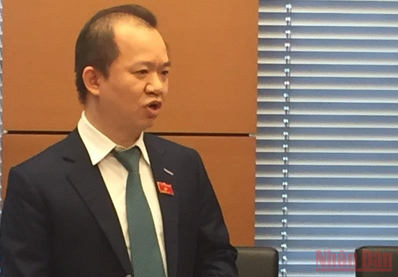 Đại biểu Bùi Hoài Sơn (Hà Nội) phát biểu trong phiên thảo luận tổ, chiều 20/10. (Ảnh: VĂN TOẢN) Sửa đổi, bổ sung Luật Thống kê hướng đến thông tin thống kê kịp thời và xác thực -0