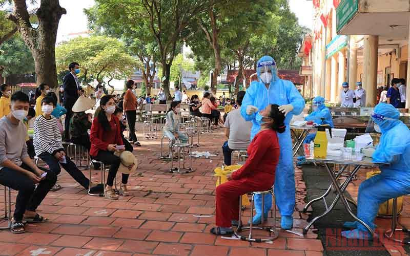 Lấy mẫu xét nghiệm SARS-CoV-2 tại khu 3, thị trấn Phố Mới, huyện Quế Võ, tỉnh Bắc Ninh.