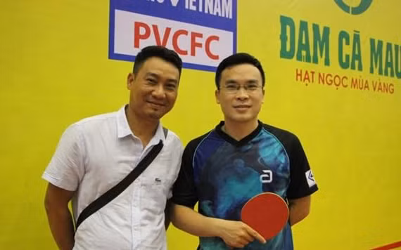 Trần Huy Bảo chụp hình với người hâm mộ tại Giải vô địch bóng bàn toàn quốc Báo Nhân Dân lần thứ 38, năm 2020.