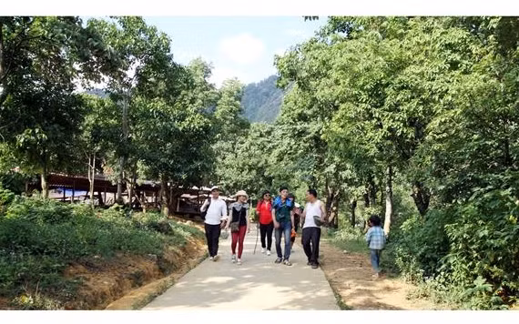 Khách du lịch tham quan xã Sin Suối Hồ, huyện Phong Thổ (Lai Châu). Ảnh: TRẦN TUẤN