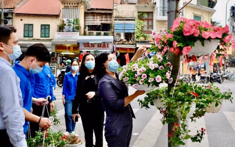 Phường Hàng Đào tổ chức trang trí đường phố, nhằm tạo cảnh quan sạch đẹp đón khách du lịch.