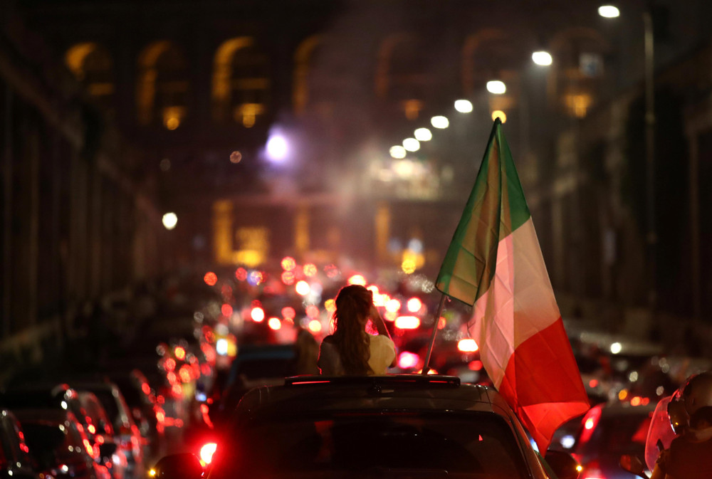 Người hâm mộ Italia đổ ra đường ăn mừng chức vô địch EURO 2020. (Ảnh: Reuters) Niềm vui và nước mắt - hai chiều cảm xúc trái ngược sau chung kết EURO 2020 -0