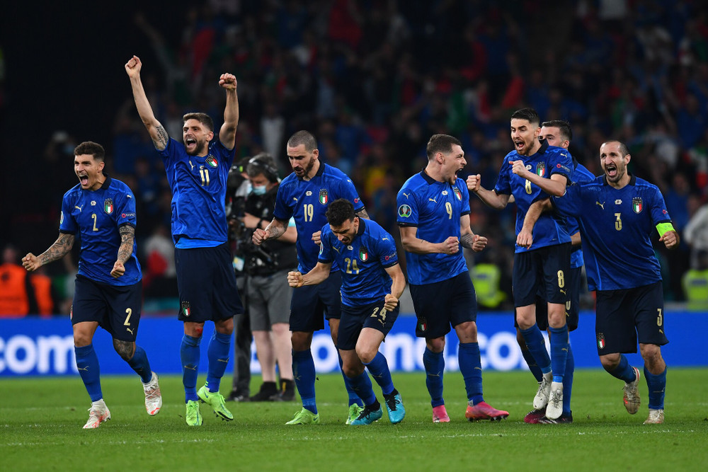Các cầu thủ Italia vỡ òa trong niềm vui chiến thắng sau loạt sút luân lưu kịch tính. (Ảnh: UEFA) Cận cảnh Italia đăng quang ngôi vương EURO 2020 -0