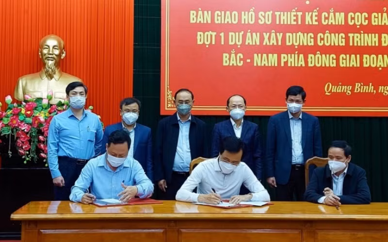 Ký bàn giao hồ sơ thiết kế cắm cọc giải phóng mặt bằng đợt 1 cao tốc bắc-nam cho 3 tỉnh phía bắc miền trung.