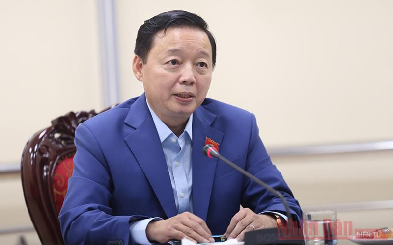 Bộ trưởng Tài nguyên và Môi trường Trần Hồng Hà trao đổi về dự thảo Luật Bảo vệ môi trường (sửa đổi). Ảnh: NGUYÊN MINH