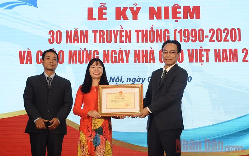 PGS, TS Đặng Thị Thu Hương và TS Nguyễn Sơn Minh đại diện lãnh đạo Viện đón nhận Bằng khen từ Thứ trưởng Giáo dục và Đào tạo Hoàng Minh Sơn. Ảnh: AN PHONG.