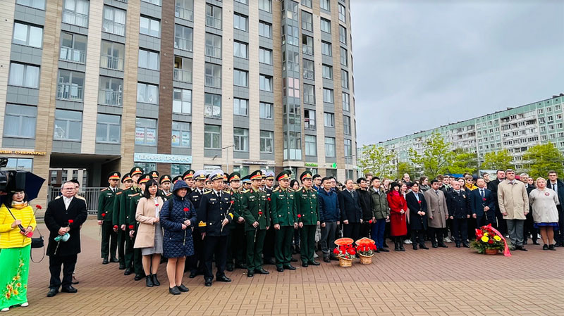 Đại diện chính quyền Saint Petersburg cùng đông đảo học viên quân sự Việt Nam và người dân Nga đặt hoa tại phiến đá - nơi dự kiến dựng tượng Bác Hồ. (Ảnh: QUẾ ANH) Kỷ niệm Ngày sinh Chủ tịch Hồ Chí Minh tại các thành phố của Nga và Ukraine -0