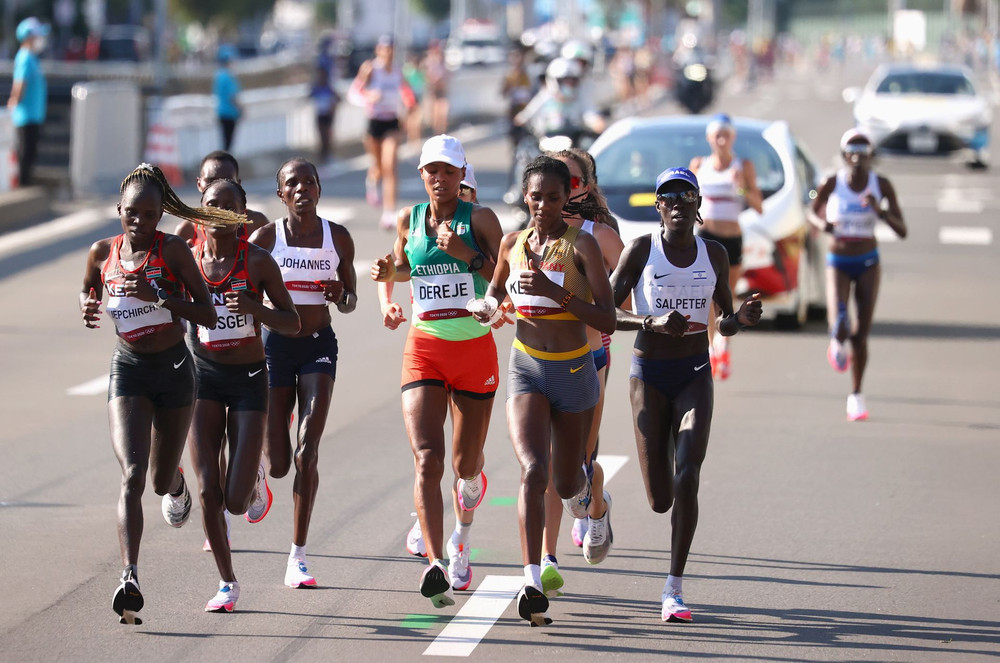 Đường chạy marathon sáng nay là một thử thách lớn đối với các vận động viên dưới cái nóng 30 độ C ở Sapporo. (Ảnh: Reuters) Kenya thống trị đường chạy marathon nữ -0