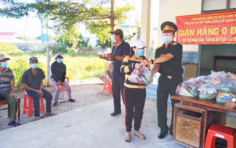 “Gian hàng 0 đồng” của huyện Ninh Hải, tỉnh Ninh Thuận tổ chức các chuyến lưu động xuống các xã để cấp phát miễn phí cho người dân nghèo.