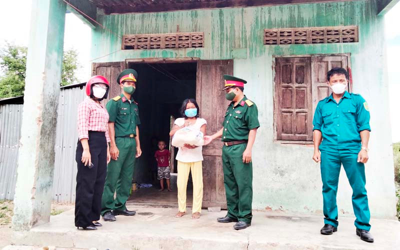 Chị Pi năng Thị Nghếm, thôn Suối Rớ, xã Phước Chính, huyện Bác Ái, tỉnh Ninh Thuận rất xúc động khi nhận suất nhu yếu phẩm từ “Gian hàng 0 đồng” của huyện mang đến tận nhà. ATM gạo và “Gian hàng 0 đồng” ở Ninh Thuận -0